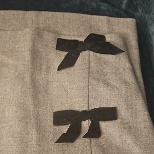 J CREW - Elegant Grey Wool Skirt with Black Bow Accents - Size 6